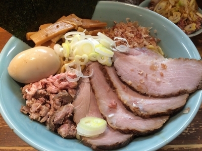 「油そば大盛&トッピングは全部のせ&ミニチャーシュー丼」@兎に角 松戸店の写真