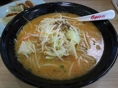 「味噌ラーメン　（大盛り）　＋餃子：サービス券」@くるまやラーメン 塩尻店の写真