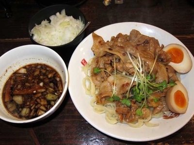 「肉盛りつけ麺並800円＋無料の肉増し・味玉」@魁 肉盛りつけ麺 六代目けいすけの写真
