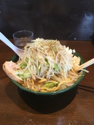 「ラーメン200グラム野菜、油増し」@麺屋 天海の写真