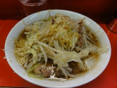 「ラーメン 600円 ﾆﾝﾆｸ　脂　カラメ」@ラーメン二郎 三田本店の写真