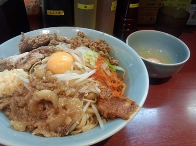 「汁なし ヤサイ少なめニンニクトウガラシアブラマシ+生卵」@立川マシマシ 神田駅前店の写真