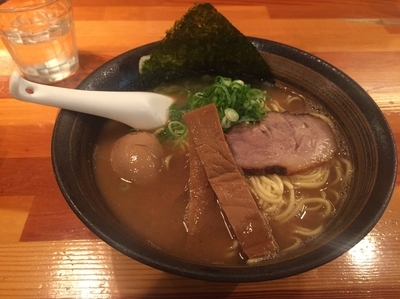 「濃厚魚介らーめん(中盛) ８３０円＋サービス味玉」@瞠 池袋店の写真