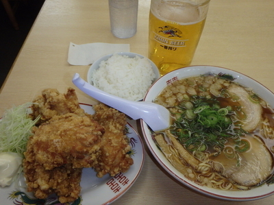 「尾道らーめん(平麺、背脂多め)(620円)、唐揚げセット他」@三公の写真