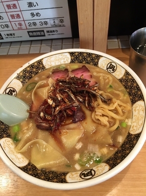 「すごい煮干しラーメン 820円」@すごい煮干ラーメン凪 新宿ゴールデン街店 本館の写真