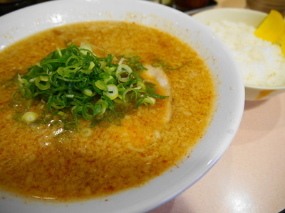 「ラーメン 大盛 麺30秒硬め＋辛いの多目＋ライス普通」@京都銀閣寺 ますたにラーメン 日本橋本店の写真