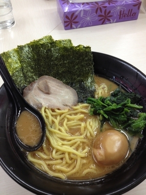 「味玉ラーメン中盛、硬め濃いめ」@豚骨番長 日ノ出町店の写真