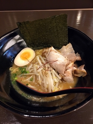 「鶏白湯味噌ラーメン（８４２円）」@麺と鍋 新宿SARAIの写真