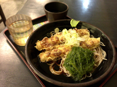 「ちくわ天めかぶ(冷・460円)＋生卵(クーポン)」@ゆで太郎 菊川店の写真