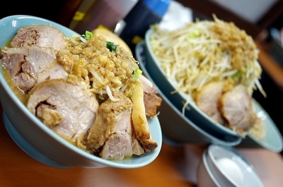 「ラーメン中300g(アブラマシマシ)+豚マシマシ+うずらマシ」@立川マシマシ 5号店の写真