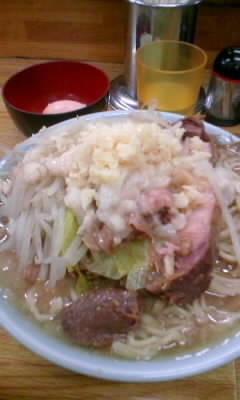 「ラーメン豚増し(ニンニク、アブラ)+生玉子900円」@ラーメン そらの写真