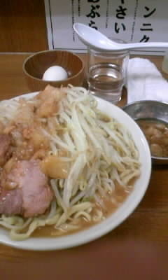 「ラーメン(ニンニク、アブラ)+生玉子800円」@ラーメンの店 どでん 北浦和店の写真