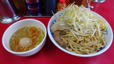 「つけ麺大盛り（880円）＋味玉（100円）ヤサイニンニク」@モッコリ豚の写真