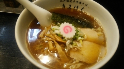 「醤油ラーメンと半チャーハン」@江戸前煮干中華そば きみはん 五反田店の写真