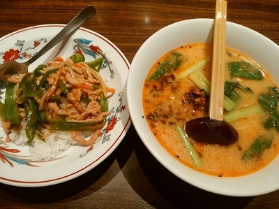 「本日のランチ②(チンジャーロース丼＆担々麺)980円」@上海華龍 ヤマダ電機LABI1高崎店の写真