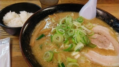 「みそらーめん 730円 ＋ 半ライス 100円」@こってりらーめん なりたけ 本八幡店の写真