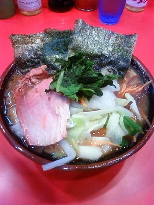 「らーめん（小）¥630＋野菜畑¥60」@家系総本山 ラーメン吉村家の写真