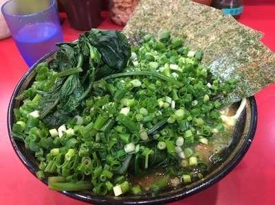 「ラーメン＋ほうれん草＋万能ネギ」@家系総本山 ラーメン吉村家の写真