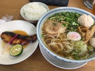 「柏の丸鶏で煮干しラーメン＋俺の生サワラ柚庵焼」@MENYA 食い味の道有楽の写真