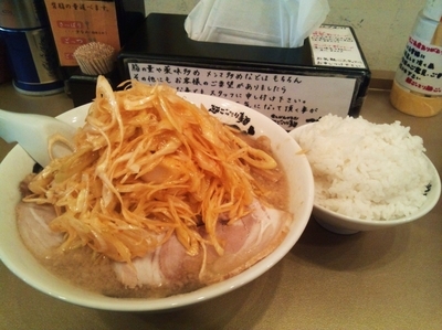 「醤油ラーメン+辛ネギ+ライス（1,100円）」@超ごってり麺 ごっつ 秋葉原店の写真