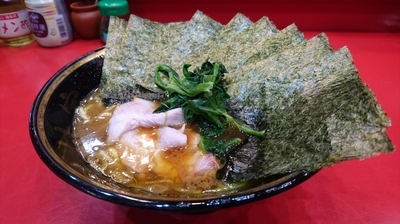 「ラーメン(麺硬め･味濃いめ)＋海苔」@家系総本山 ラーメン吉村家の写真