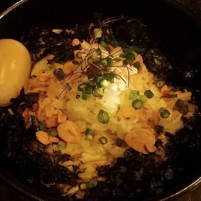 「【新メニュー】ガーリックバターまぜそば ６５０円＋味玉」@まぜそば 一心不乱の写真