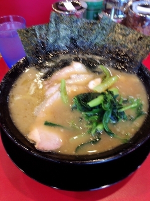 「チャーシュー麺850円、硬め濃いめ」@家系ラーメン王道 王道之印の写真