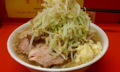 「小豚ダブル【ｱﾌﾞﾗﾇｷ・ﾆﾝﾆｸﾏｼﾏｼﾔｻｲｶﾗﾒ】」@ラーメン二郎 神田神保町店の写真