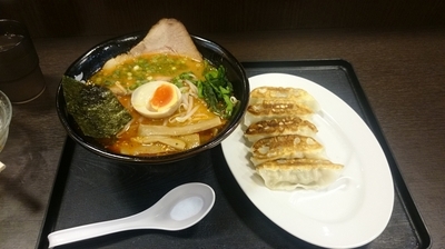 「辛味噌ラーメン(820)+宇都宮餃子(350)」@らーめん蔵芸 中野店の写真
