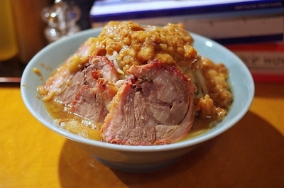 「ラーメン(アブラマシマシ)+豚マシマシ」@立川マシマシ ロイヤルスープの写真