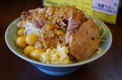 「ラーメン(ニンニク・アブラマシマシ)豚マシ+うずらマシ」@立川マシマシ秘密工場の写真