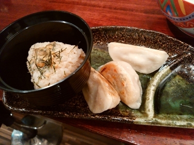 「日替わりセット（餃子3ヶ+日替わりおにぎり）200円」@らーめん まる玉 新橋店の写真