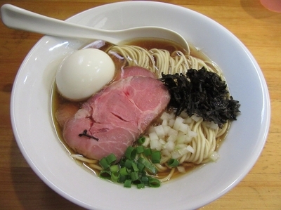 「煮干ソバ醤油（７５０円）＋味玉＋ニボ茶飯」@煮干中華ソバ イチカワの写真
