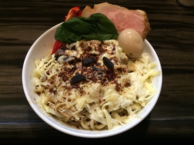 「焦んがりチーズのきのこ油そば（黒トリュフ添え）￥850」@麺屋きころくの写真