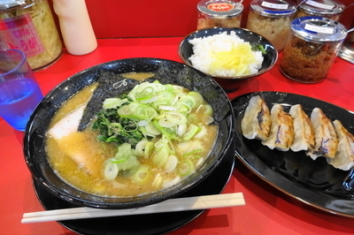 「ラーメン６５０円＋きざみネギ３０円＋餃子セット２４０円」@家系ラーメン王道 王道之印の写真