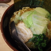 ラーメン(大)(800円)(硬め)、キャベツ(100円)他