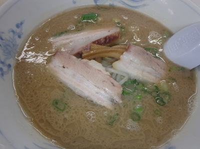 「らーめん(600円)、おにぎり1ヶ(80円)」@山の田ラーメンの写真