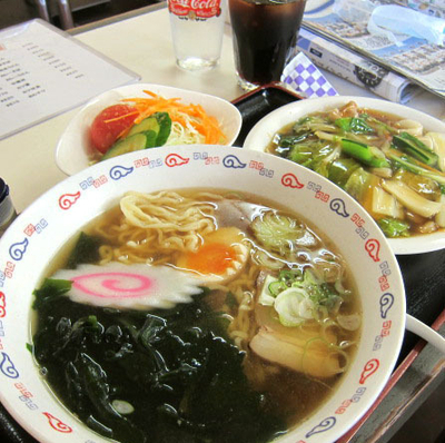 「ラーメンと中華丼セット 500円（14時まで全部 500円）」@フードプラザ コスモスの写真