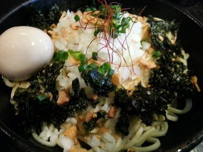 「ガーリックバターまぜそば650円+味玉」@まぜそば 一心不乱の写真