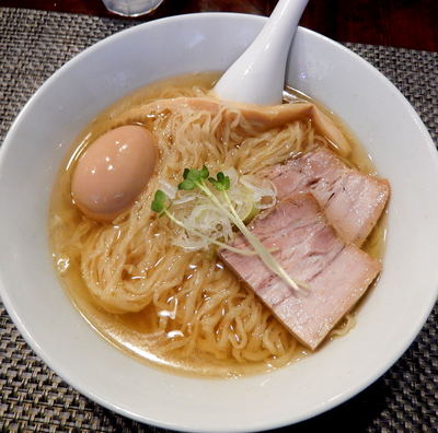 「味玉塩らぁ麺（880円）」@らぁ麺 やまぐち 辣式の写真