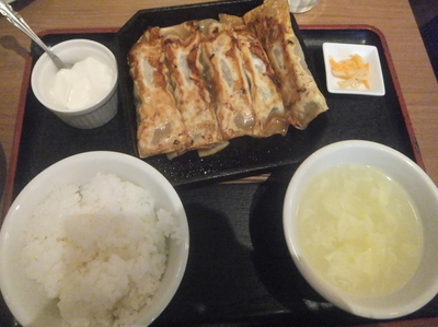 「鉄鍋棒餃子定食950円(ランチパスポートで540円)」@紅虎餃子房 モラージュカシワ店の写真