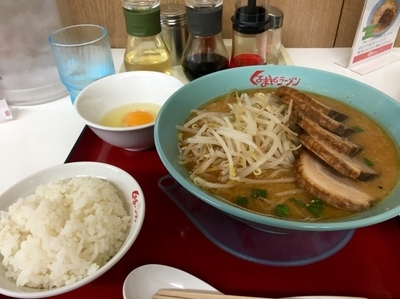 「味噌チャーシュー5枚(サービス価格) ¥800+生卵¥50」@くるまやラーメン 保谷新町店の写真