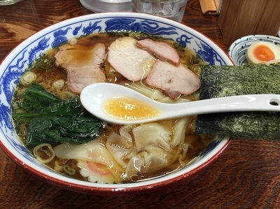 「ワンタン麺（８４０円）半熟煮玉子（１００円）」@とら食堂の写真