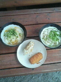 「かまたま・かけうどん　ジャガイモ天ぷら+コロッケ」@山越うどんの写真