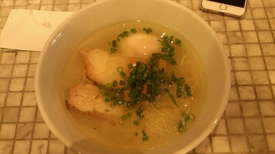 「鶏そば（塩）800円」@焼き鳥バル ジョニーとリーの写真