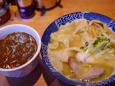 「ワンタン中華そば 白だし＋そば屋の昼ミニカレー丼」@中華そば 虎桜の写真