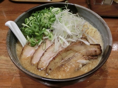 「赤唐神味噌らぁめん(大盛)+九条ネギ+あぶり焼豚」@麺や 鐙 本店の写真