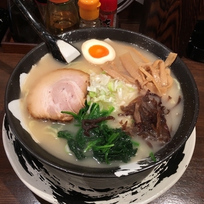 「塩とんこつラーメンと餃子」@麺屋悠来の写真