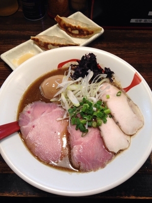 「【月曜限定】特製煮干白湯ラーメン  餃子2コ(クーポン)」@らーめん詩の写真