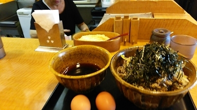 「肉そば(大)790円」@なぜ蕎麦にラー油を入れるのか。 東新宿店の写真